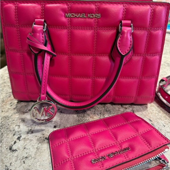 Michael Kors Sheila Satchel with Matching Cardholder - Picture 2 of 6